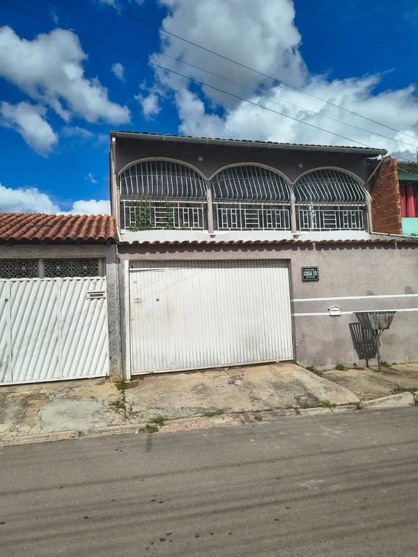 Imagine morar em uma charmosa casa de 3 quartos na QR 205 Conjunto C, no bairro ...