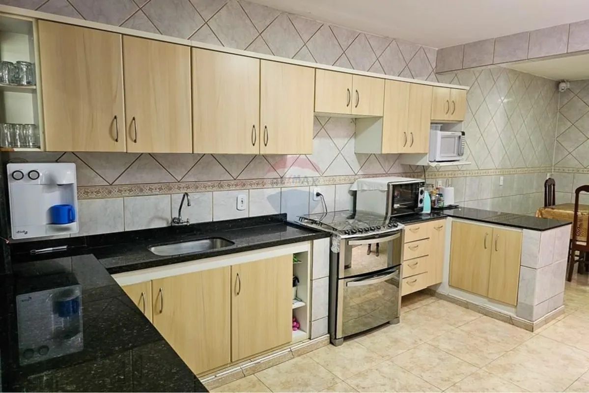 Um imóvel espaçoso, bem localizado e com potencial de gerar renda, essa é uma op...