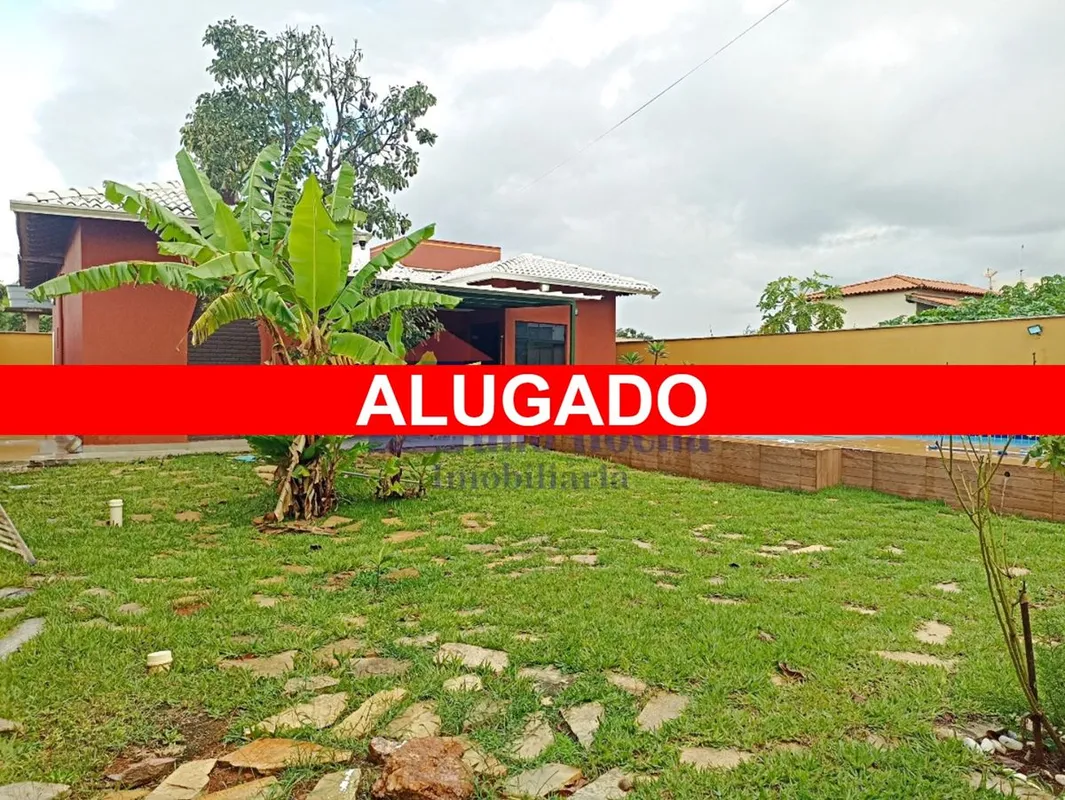JULIO ROCHA IMOBILIÁRIA ALUGA!ÓTIMA CASA MOBILIADA E COM PISCINA NO CONDOMÍNIO M...