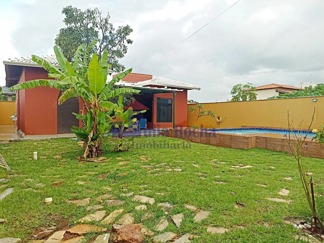 JULIO ROCHA IMOBILIÁRIA ALUGA!ÓTIMA CASA MOBILIADA E COM PISCINA NO CONDOMÍNIO M...