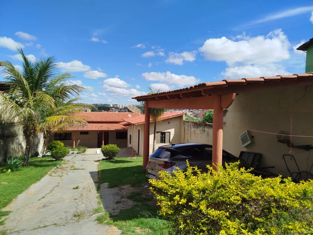 Casa confortável para alugar na Avenida Arquidedes Rosa, no coração de São Carlo...