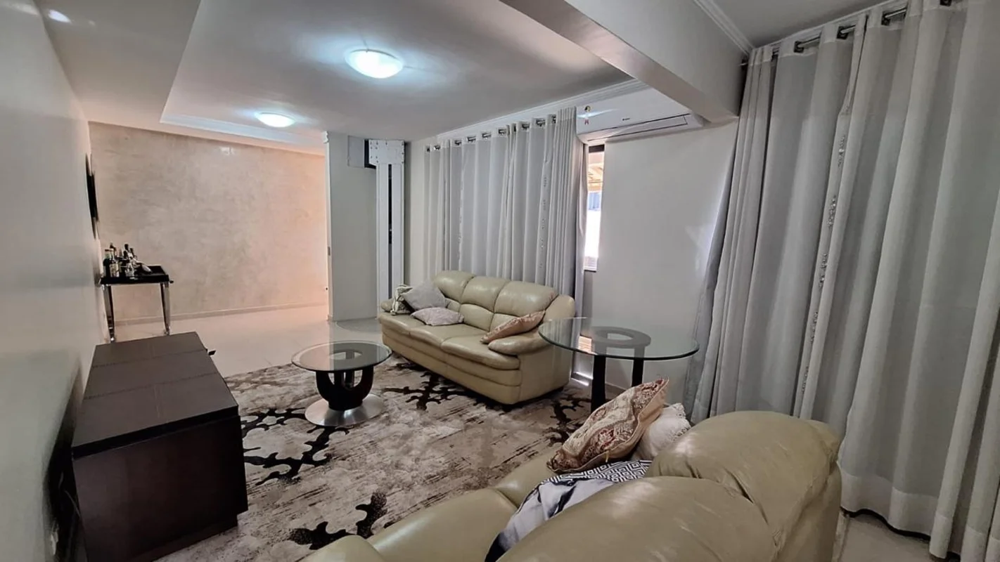 Apartamento cobertura com 160m2, mobiliado, ao lado do Campo do Goiás no Setor B...