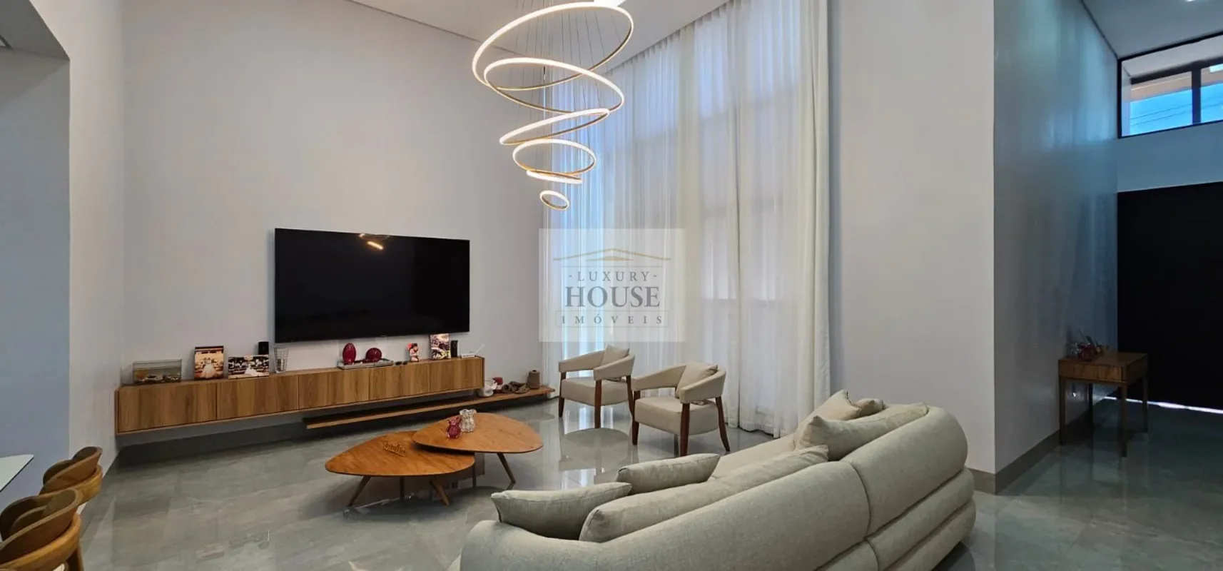 Descubra uma residência exclusiva no SMPW Quadra 5, PARK WAY, Brasília — a pouco...