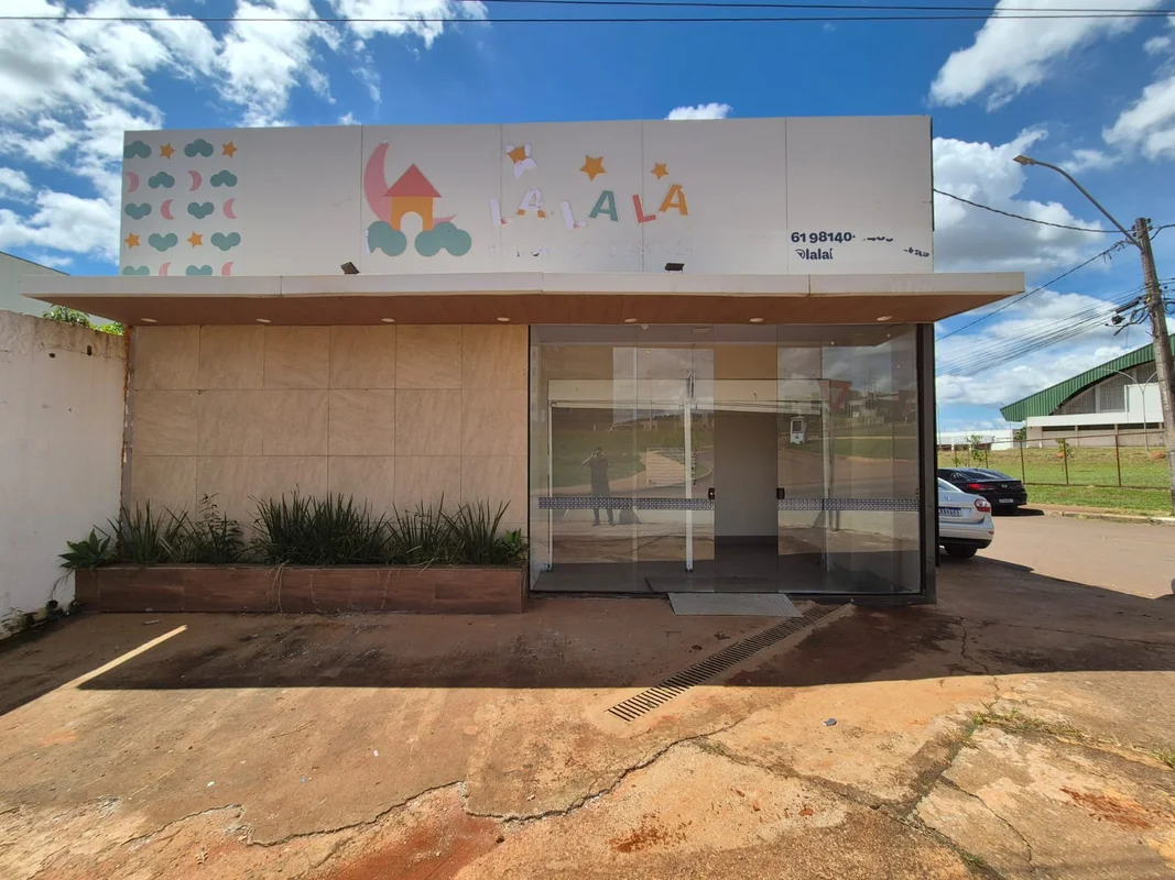 Aluga-se Loja Comercial de Esquina - no São Bartolomeu em frente ao Alto Manguei...