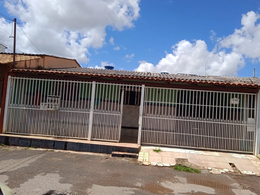 VENDE-SE UMA CASA NA QNP 11 CEILÂNDIA NORTECasa composta de 04 quartos, sendo um...