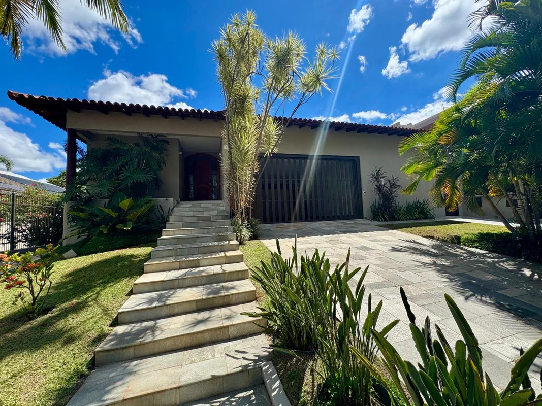 Descubra uma casa espaçosa e confortável na melhor localização do Lago Sul, na S...