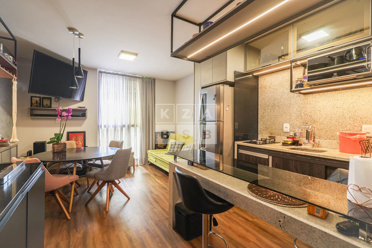 Apartamento duplex de um quarto, reformado e mobiliado com móveis de alta qualid...