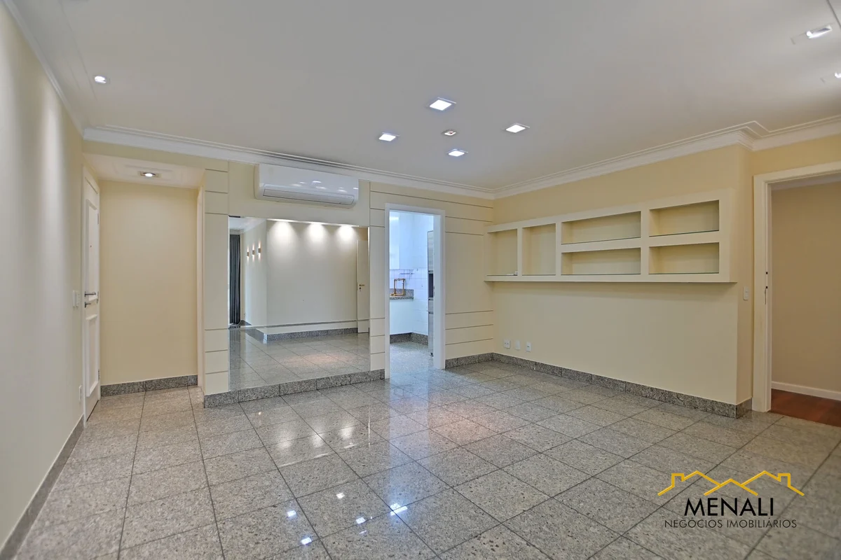 Apartamento clássico da Asa Norte, com planta ampla e muito bem distribuída:Apro...