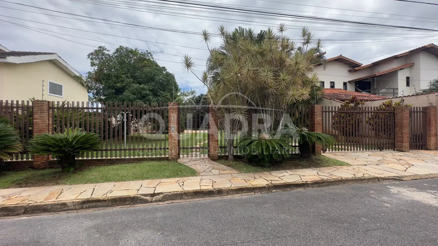 Vende-se encantadora e aconchegante propriedade onde, em meio as inúmeras árvore...