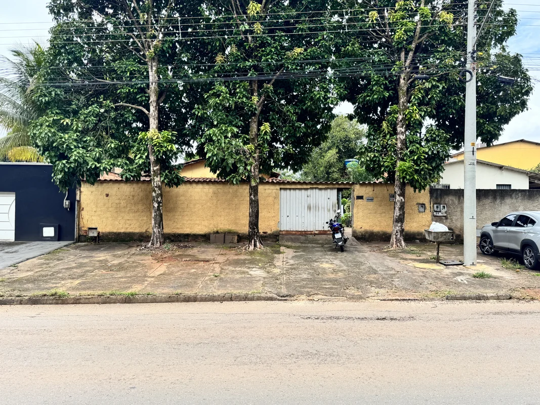 Casa muito bem localizada no Parque Buriti proximo ao setor Mayza. Lote com 440 ...