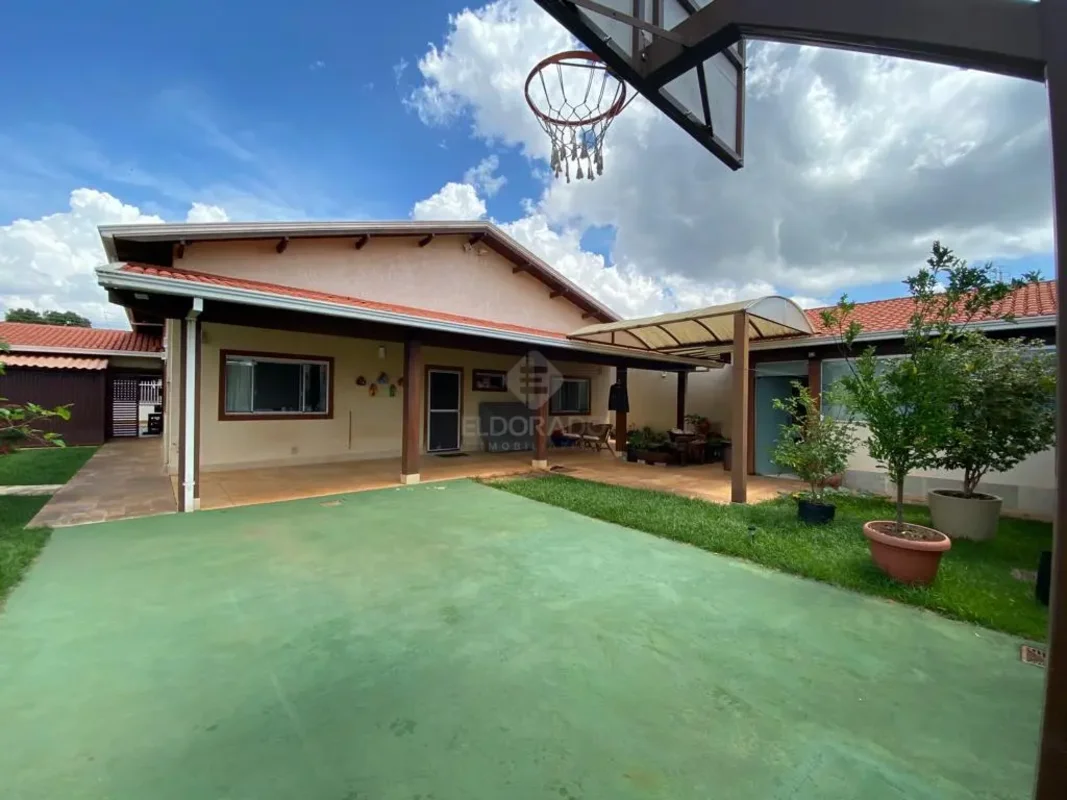 Descubra uma casa encantadora no condomínio ecológico Parque do Mirante, localiz...