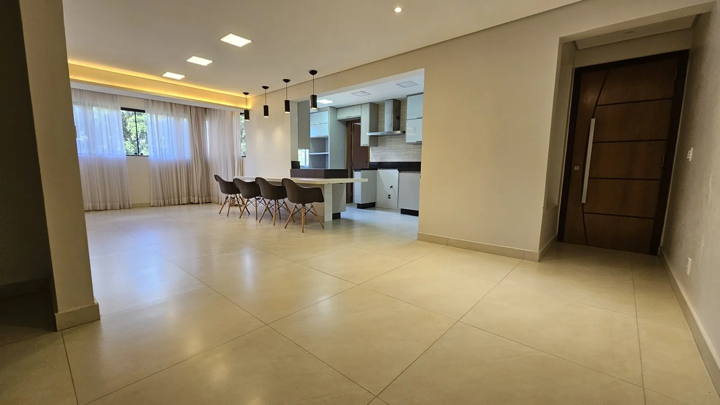 DESOCUPADOSQN 305 - LINDO APARTAMENTO REFORMADO, COM 112 M² PRIVATIVOS, NASCENTE...