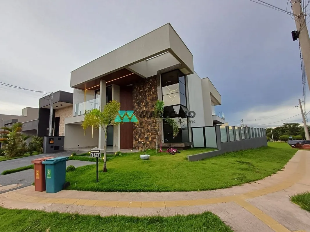 - 04 Suítes amplas/espaçosas, sendo 3 na parte superior com armário de alto padr...