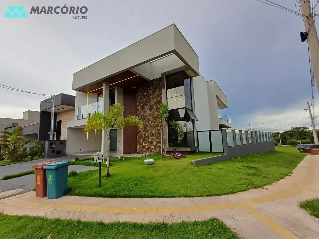 - 04 Suítes amplas/espaçosas, sendo 3 na parte superior com armário de alto padr...