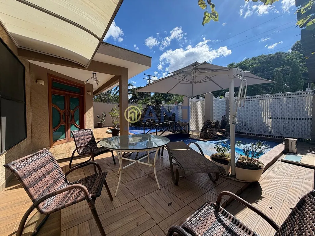 SOBRADO MOBILIADO EM AVENIDA NO SETOR JAÓ 194 m² 4 QUARTOS PISCINAExcelente sobr...