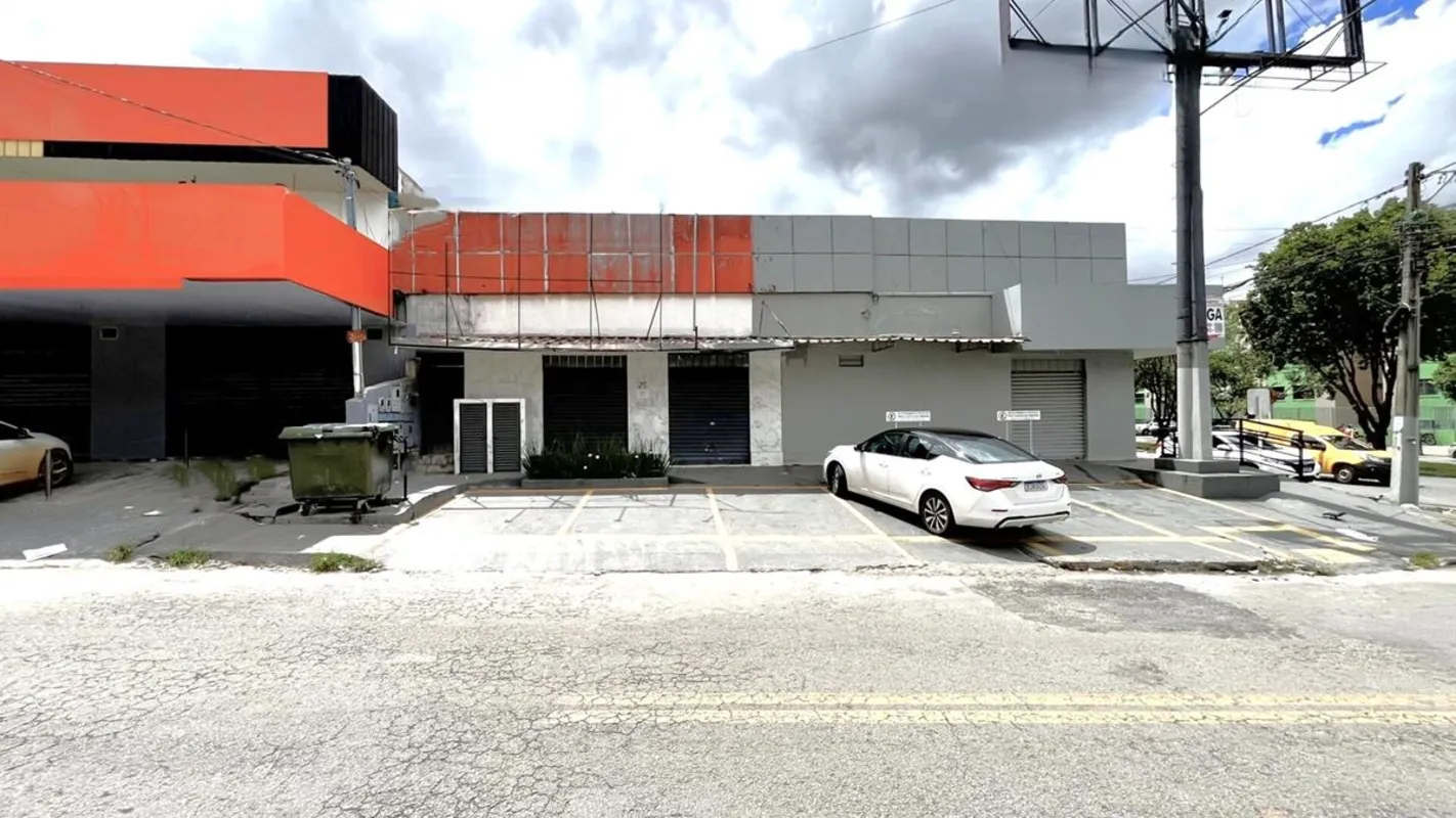 Loja comercial com 61 m², com sala de recepção com bancada de madeira, 01 escrit...