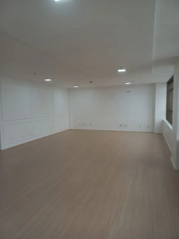 A J Fleury oferece para locação essa linda sala de 55,22 m², equipada com piso f...