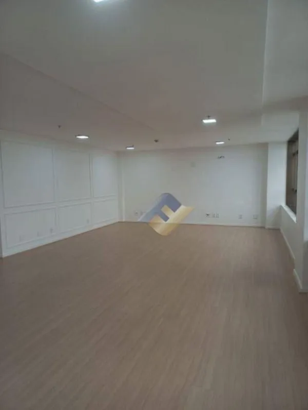 A J Fleury oferece para locação essa linda sala de 55,22 m², equipada com piso f...