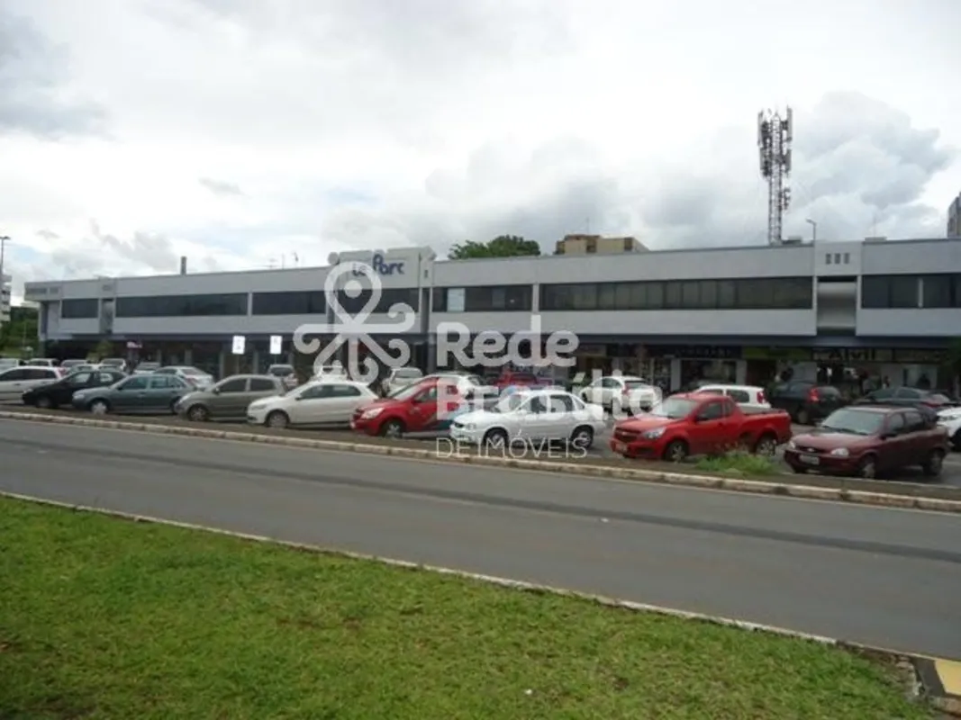 Loja localizada em subsolo de esquina, composta por recepção, ampla sala em vão ...