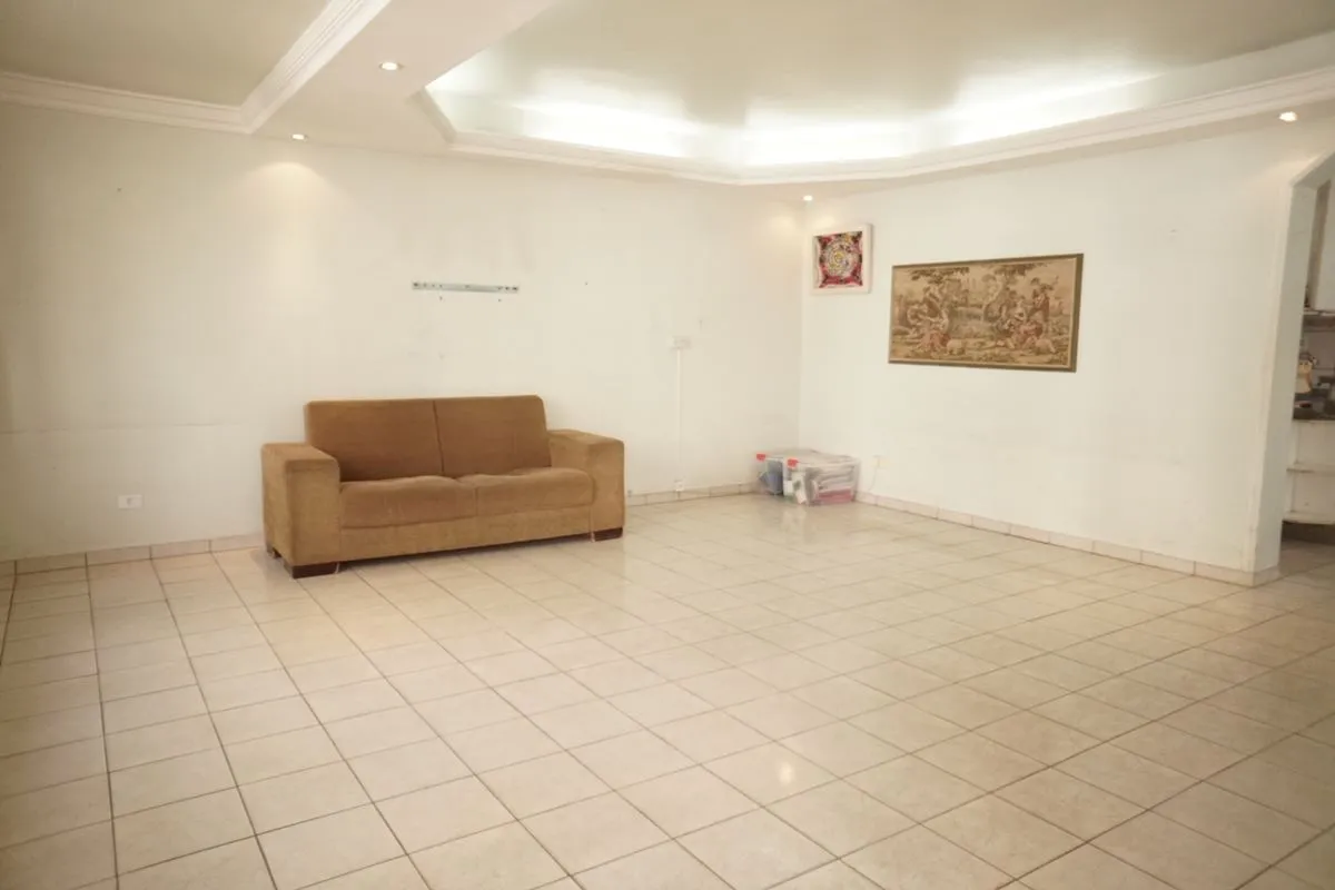 Imóvel bem localizado, próximo à Avenida T-63. Conta com 4 quartos, sendo 3 suít...