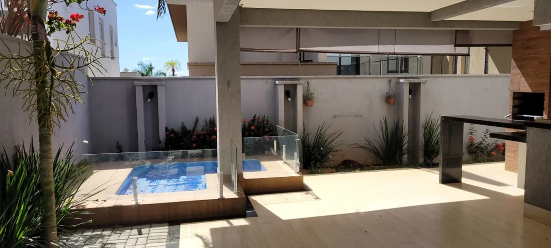 CASA TÉRREA com 216 m² de área construída em lote de 412 m². Possui 3 suítes, se...