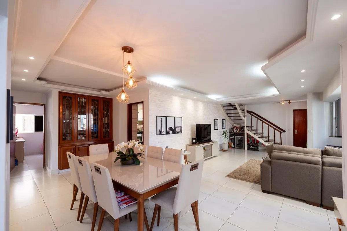 Vende-se cobertura no Edifício Itacaré, com 240 m² de área total.O imóvel conta ...