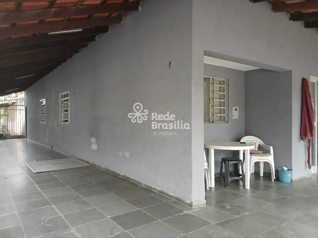 CASA Á VENDA AMPLA E BEM LOCALIZADA - GUARÁ I, QI 03Se você procura espaço para ...