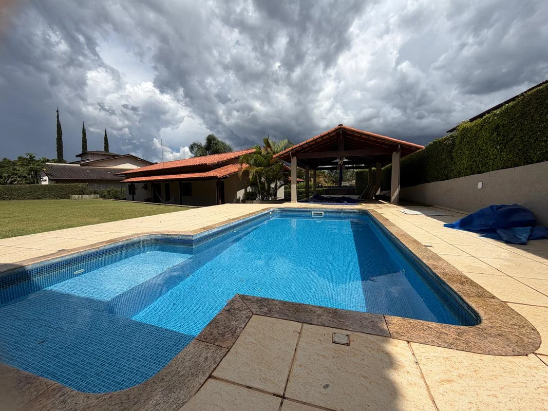 Descubra uma casa térrea excelente no Condomínio Vale dos Ipês, localizado na SM...