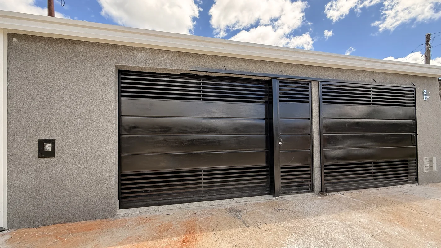 Quadra 405 - Recanto das Emas Conta com:Sala Cozinha3 Quartos (1 suíte)1 Banheir...