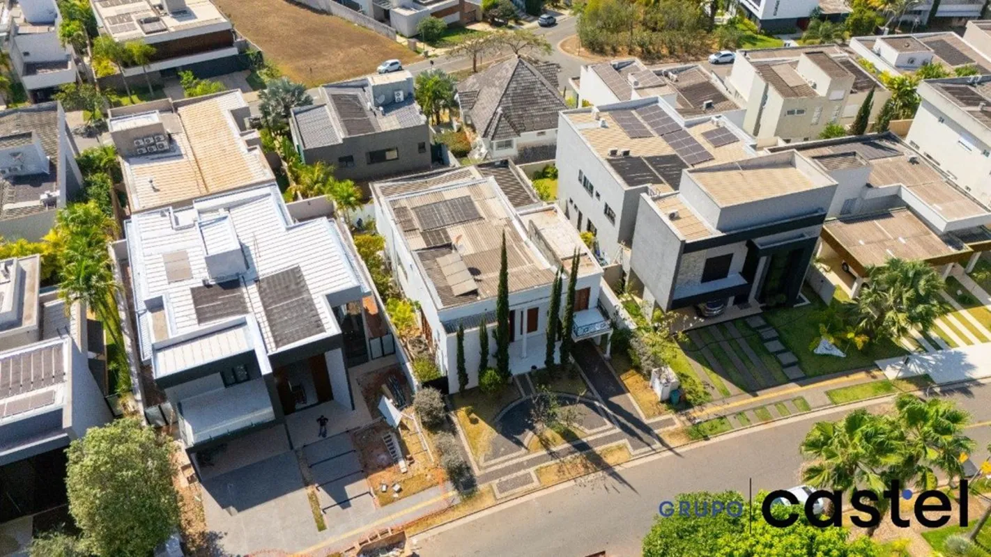 Sobrado de Alto Padrão - Alphaville Araguaia, GoiâniaÁrea total: 500 m²Área cons...
