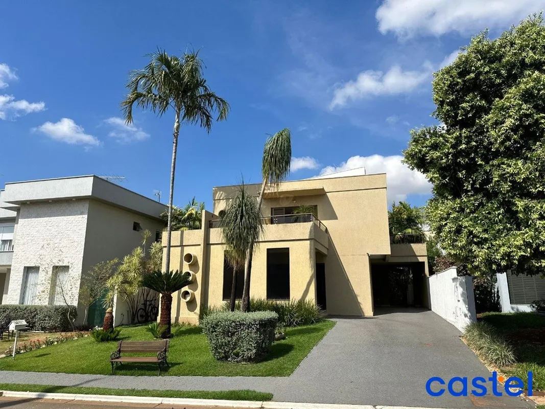 Imponente sobrado com 04 suítes plenas, sendo 01 master com closet e banheira de...