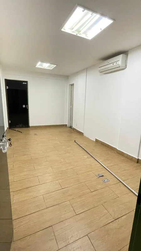 Loja /kit de meio com dois acessos pelos corredores próximo saída de uso misto p...