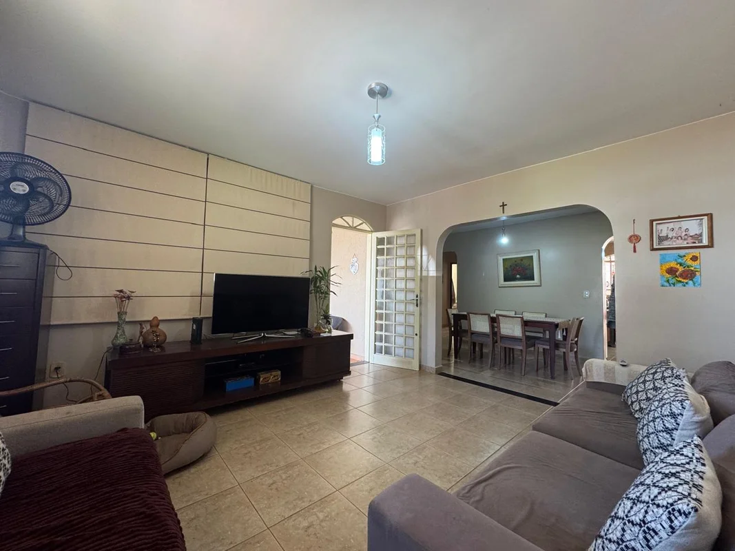 Descubra esta acolhedora casa, localizada na Quadra 14, SETOR CENTRAL, GAMA – DF...