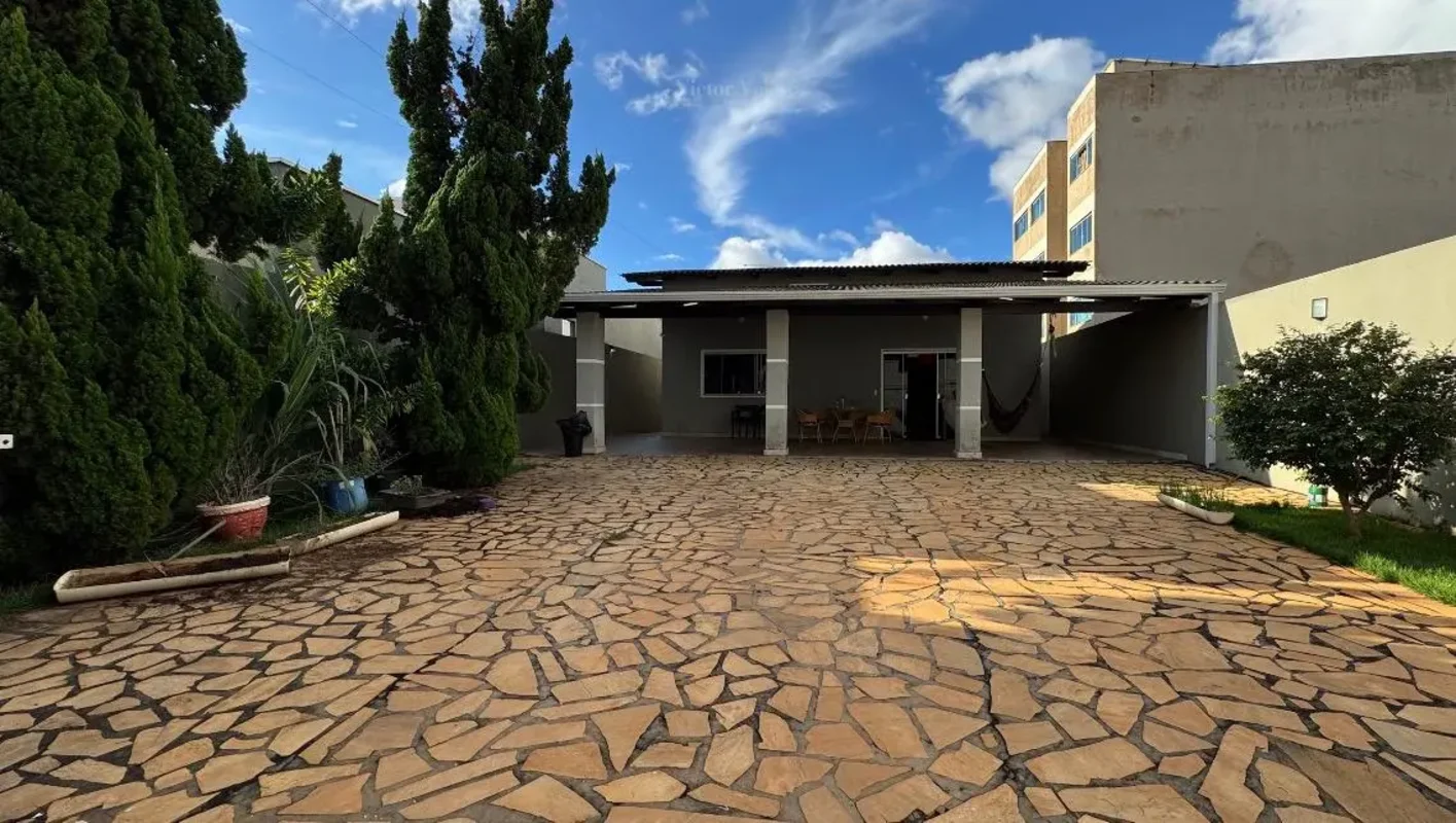 Casa com 3 quartos/1 suíte, armários planejados, solta no lote, 530m2, Rua 5 em ...