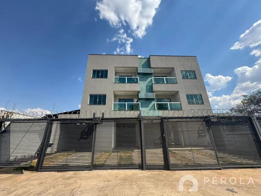 Apartamento com um quarto, banheiro, sala para dois ambientes, sacada, cozinha a...