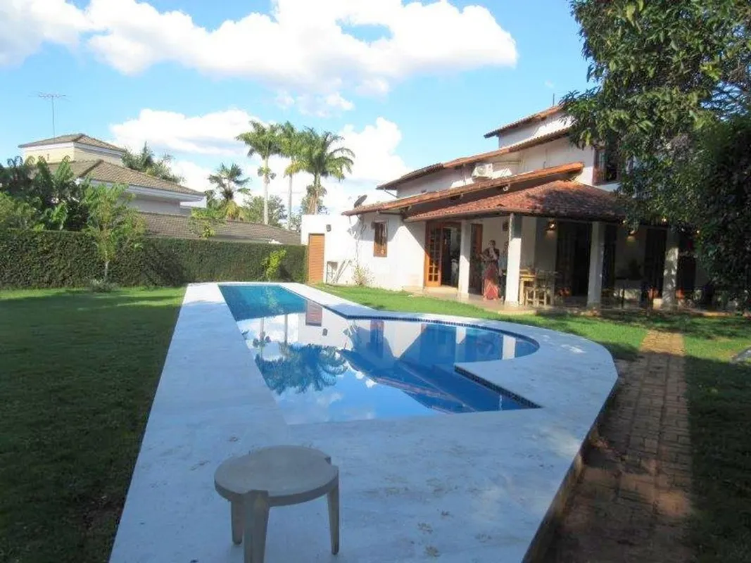 Casa com fachada em pedras naturais moledo e caminho de pedras no Lago Norte, Br...