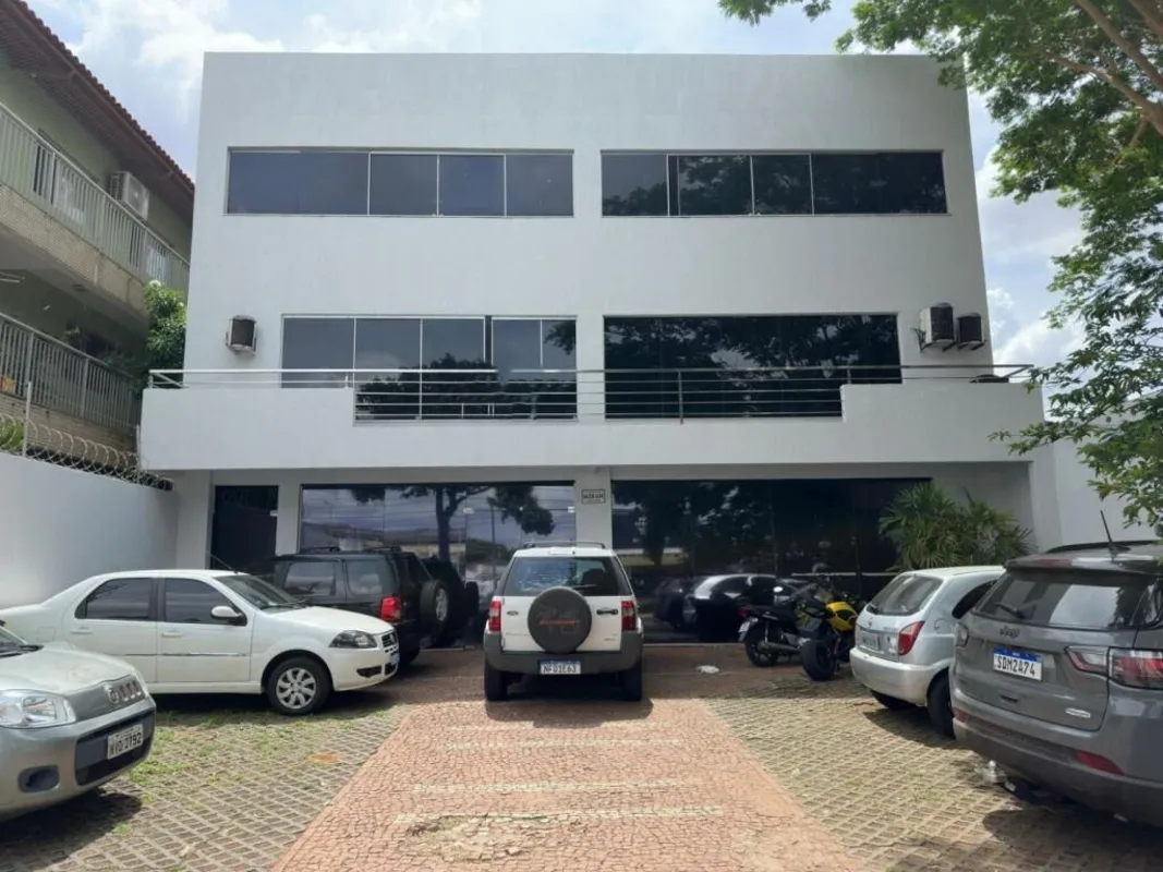 Prédio Comercial com 3 pavimentos, subdivisões internas, baterias de banheiros, ...