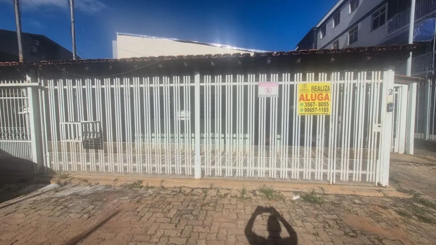 Casa de Esquina - Espaço e ConfortoRealiza Imóveis aluga: Casa com pintura nova ...