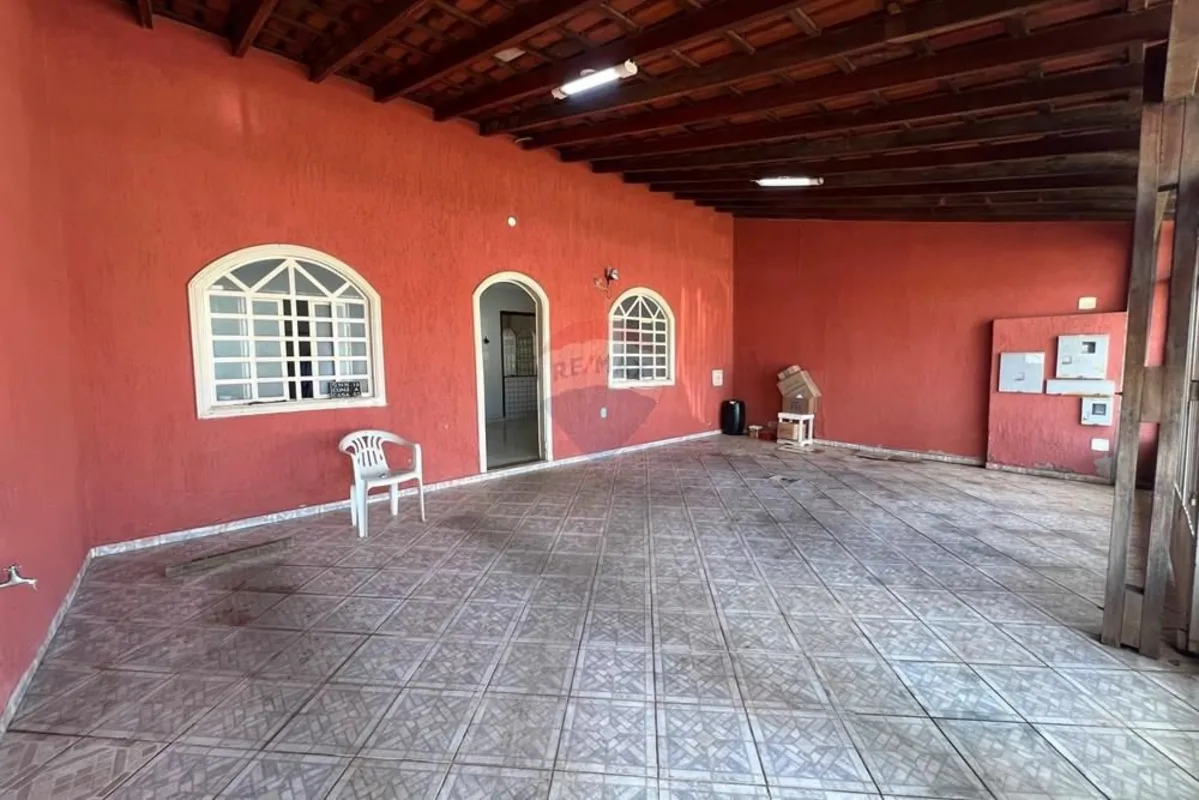 OPORTUNIDADE NA QNN 10! Imóvel Comercial + Casa na Laje em Avenida Movimentada |...