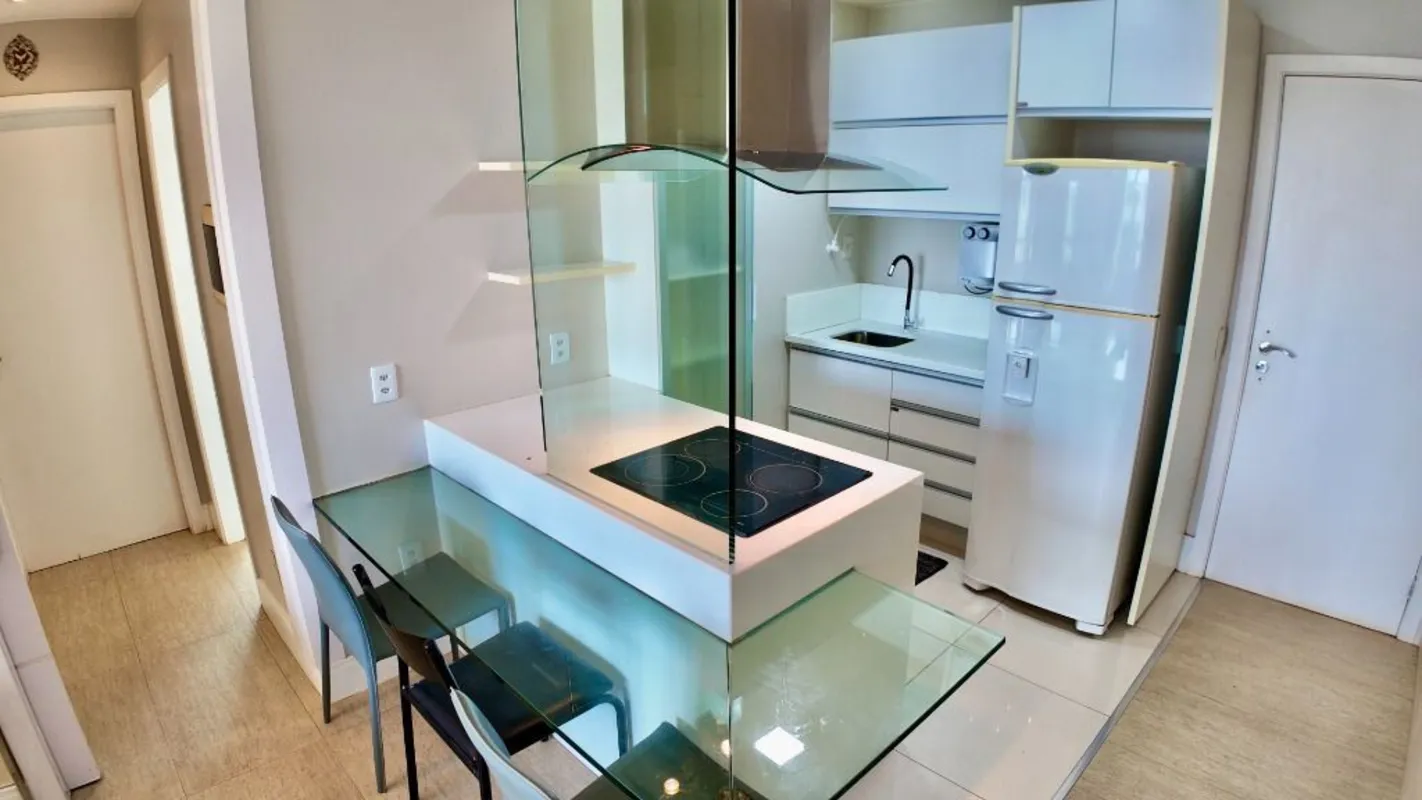 Premier Imob aluga excelente apartamento de canto com vista livre e para o lago....