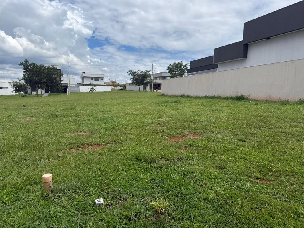 Lote na melhor região em Senador Canedo medindo 300 m2 em ótima localização no C...
