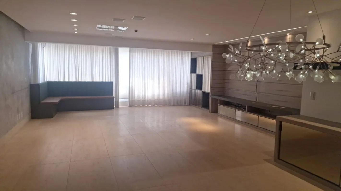 Sharks imobiliária vende apartamento vazio sol poente em frente a Praça das Arte...