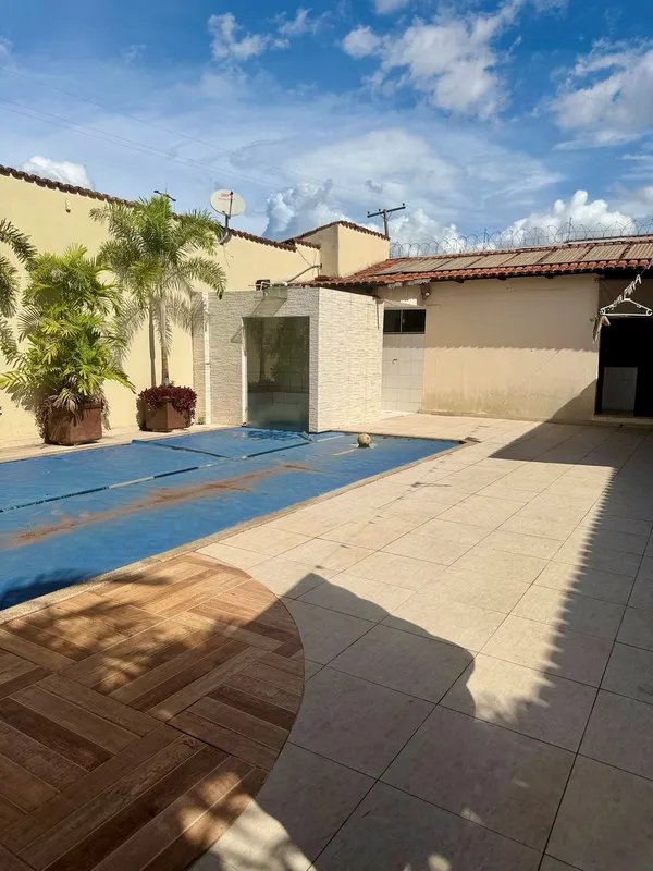 Casa no setor Universitário com área total de 690 m² sendo 310 m² construída. 3 ...