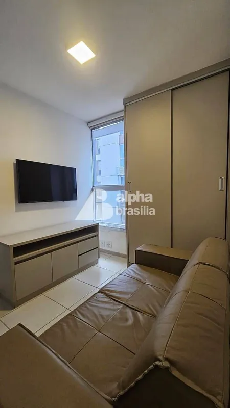 Kitnet Mobiliada 25m² Sala com sofá. rack para computador e TV LCD Quarto com ca...