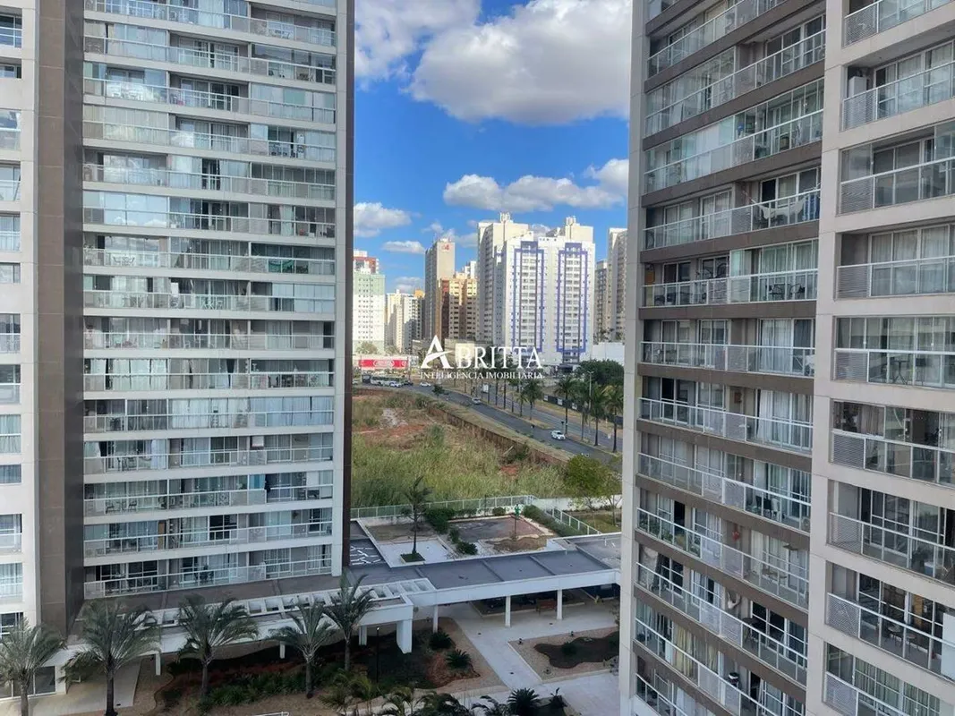 Sala com cortina conjugada com a cozinha, varanda.Quarto com cortina e varandaBa...