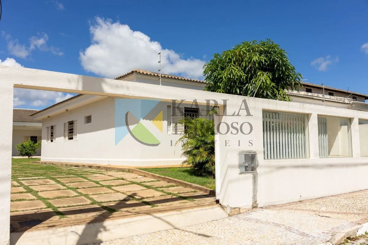05 suítes; Casa térrea em estilo moderno construída em 02 módulos;Casa principal...