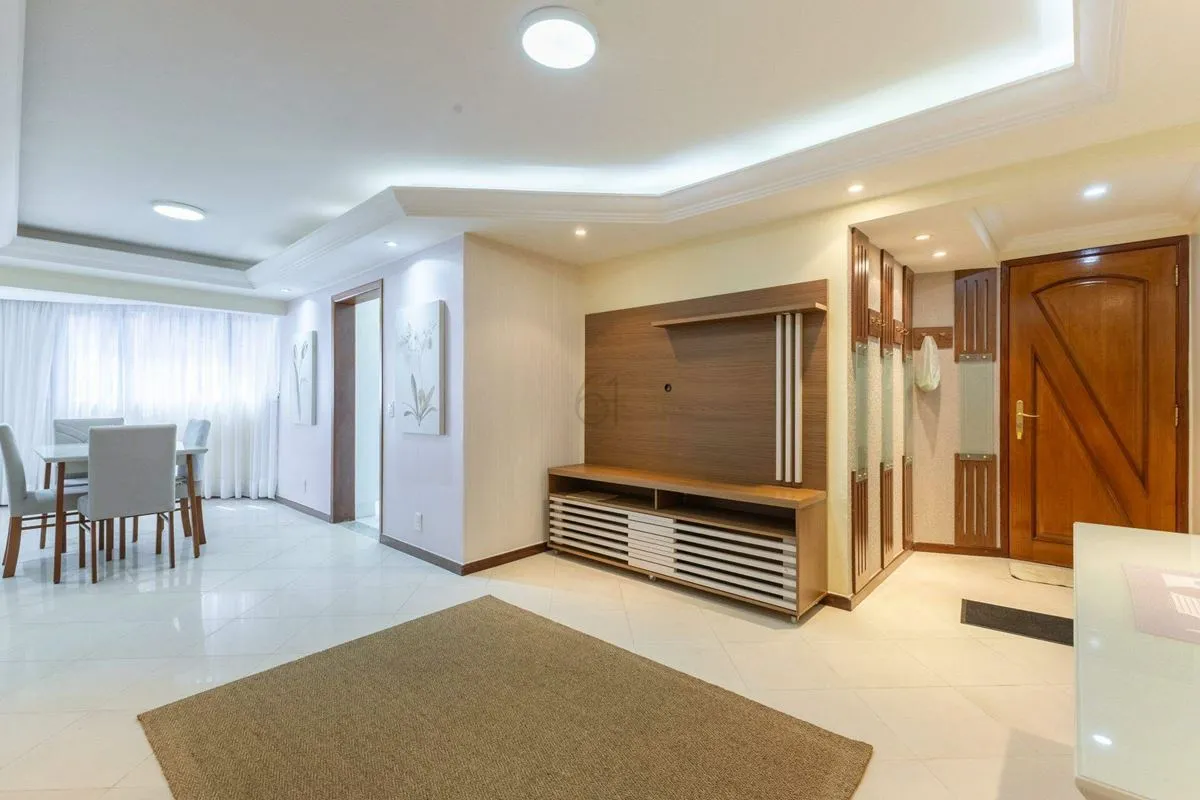 Apresentamos um apartamento exclusivo no Edifício Ilha de Capri, localizado na S...