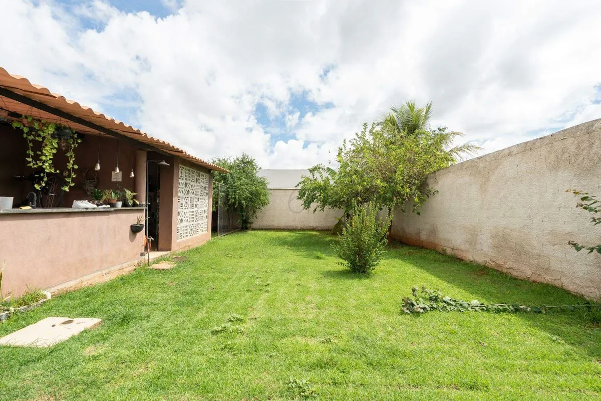 CASA NO SMPW QD O1 , 03 QUARTOS COM ESCRITORIO.NÂO ACEITA FINANCIAMENTO NEM PERM...