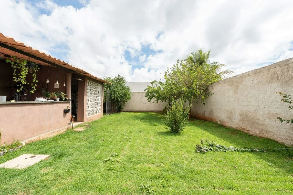 CASA QD O1 COLADO NA PARTE TRACEIRA DA QUADRA,-01 SMPW,PRÓXIMO AO NUCLEO BANDEIR...