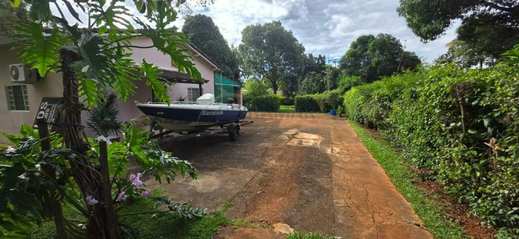 Localizada no Recanto do Jaburu, na Vila Planalto, esta propriedade se destaca p...